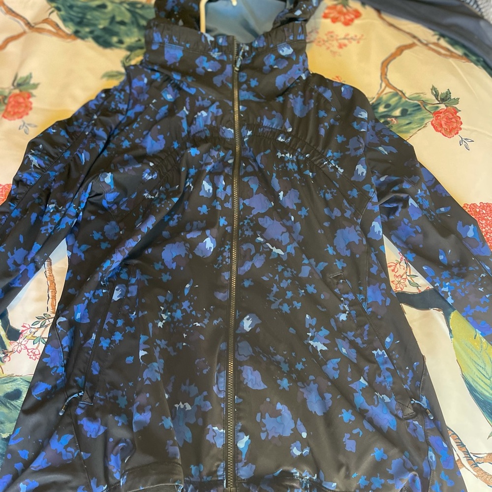 Cool toned pattern lululemon jacket.